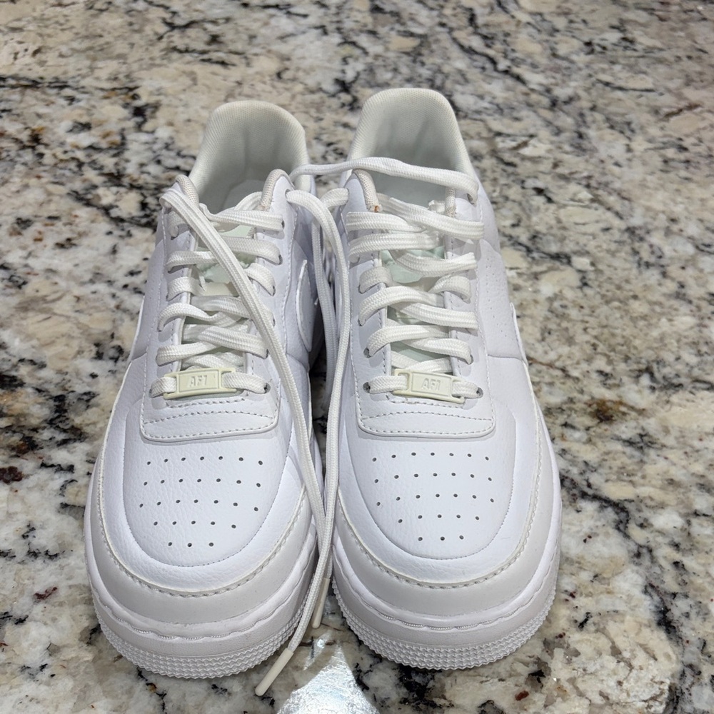 Nike Women’s Sz10 Jester White Leather Sneakers